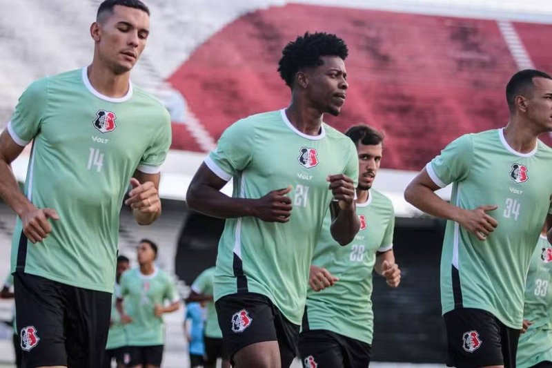 Balotelli em treino do Santa Cruz no Arruda