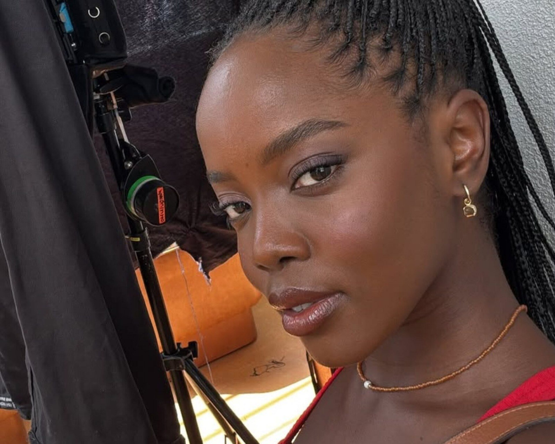 Protagonista de Dona de Mim, Clara Moneke surge de biquíni e mostra corpinho