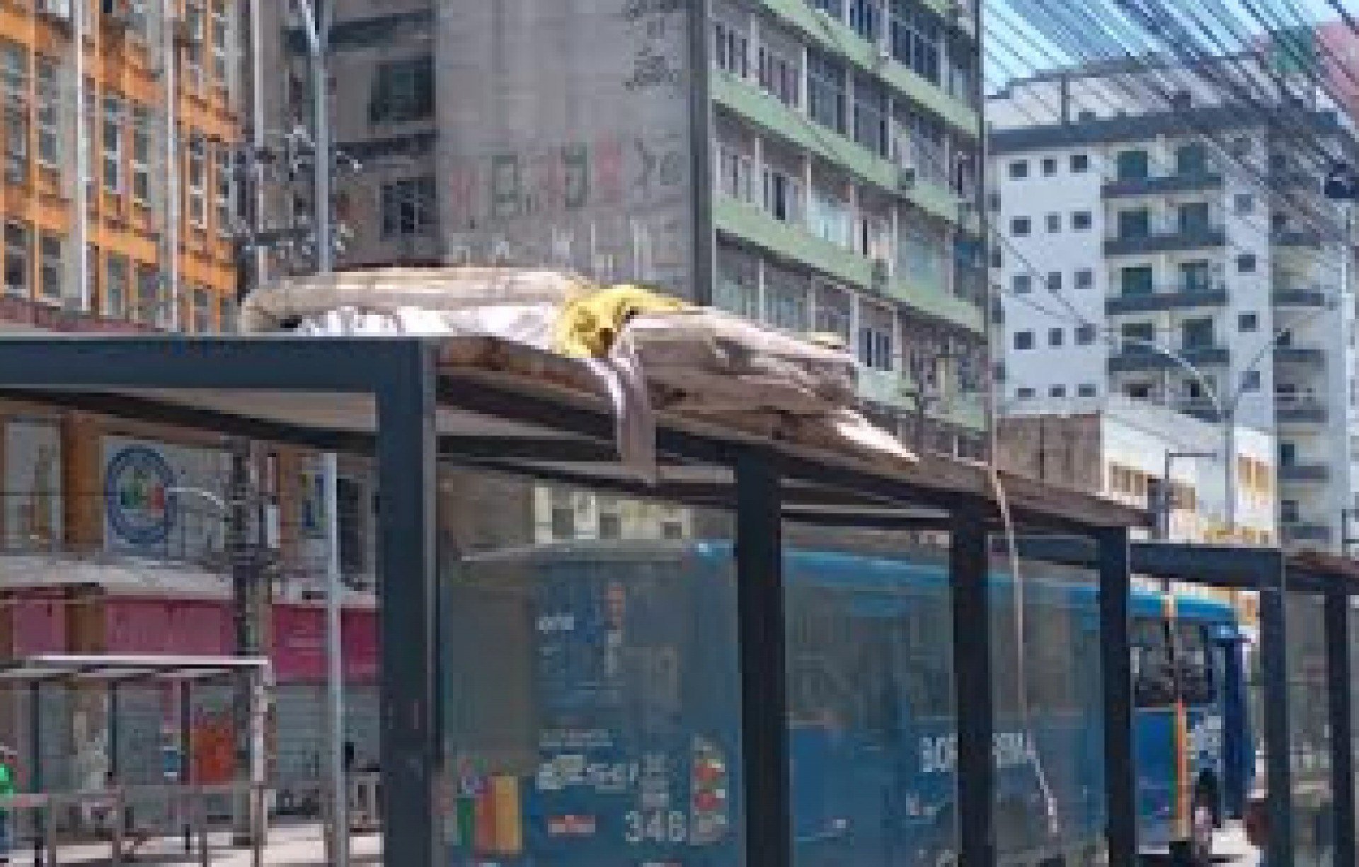 Voz do Leitor 19.09: Lixo acumulado nas paradas de ônibus da Boa Vista