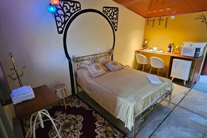 Um das suítes temáticas do Rancho Lua Cheia é a árabe, com objetos originais e cheia de homenagens