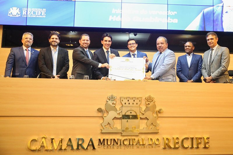 Ministro de Portos e Aeroportos do Governo Federal, Silvio Costa Filho (Republicanos) recebeu da Câmara Municipal do Recife a Medalha de Mérito José Mariano, nesta quinta-feira (18)