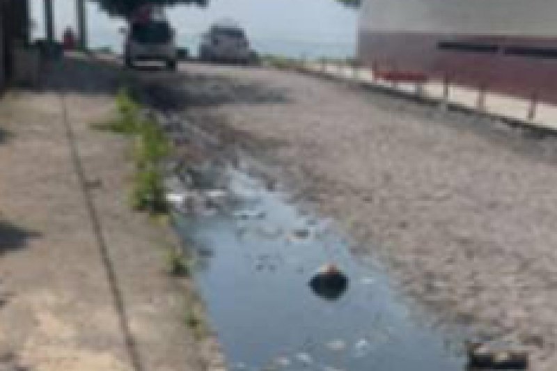Esgoto corre a céu aberto perto da praia de Candeias