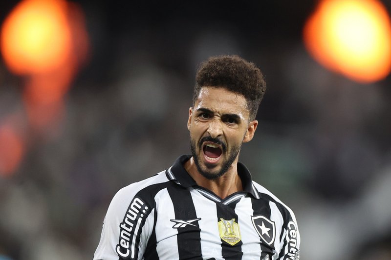 Chris Ramos, atacante, celebra gol pelo Botafogo