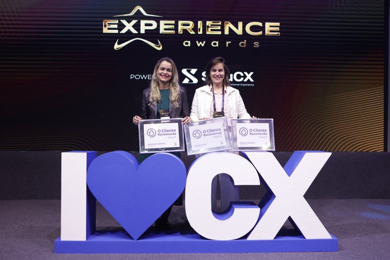 Juliana Marinho e Danielle Viana, do Grupo JCPM, recebem certificação do Experience Awards 2025 durante o Latam Retail Show, em São Paulo