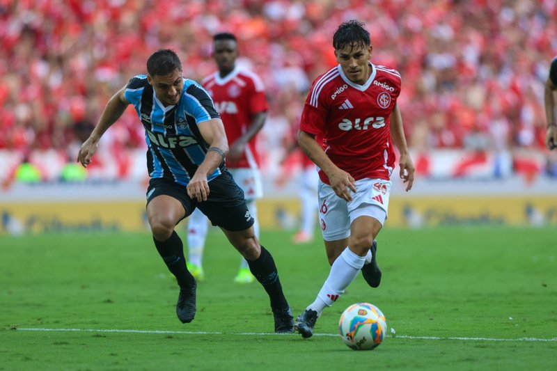 Jogadores de Inter e Grêmio em disputa de bola no GreNal