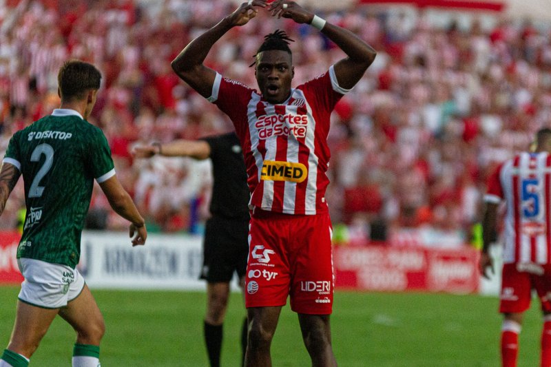 Samuel Otusanya, atacante do Náutico