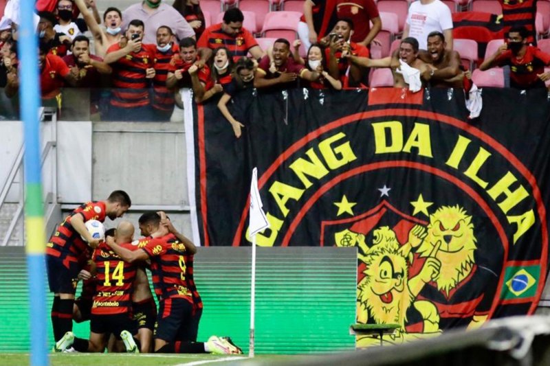Jogadores do Sport celebram vitória em 2021