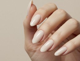 Imagem de unhas pintadas com esmalte nude claro. 