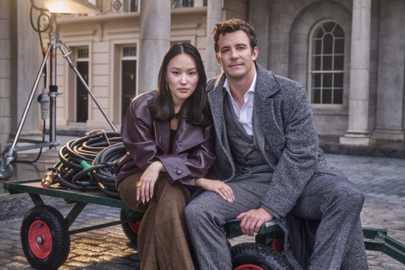 Imagem de Yerin Ha e Luke Thompson em Bridgerton.