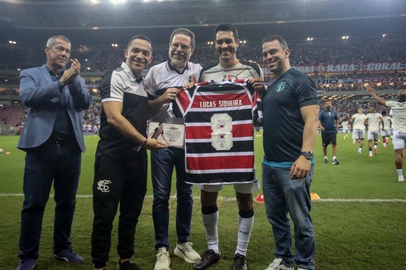 Imagem da homenagem a Lucas Siqueira
