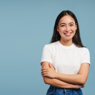 Imagem de uma mulher feliz sorrindo