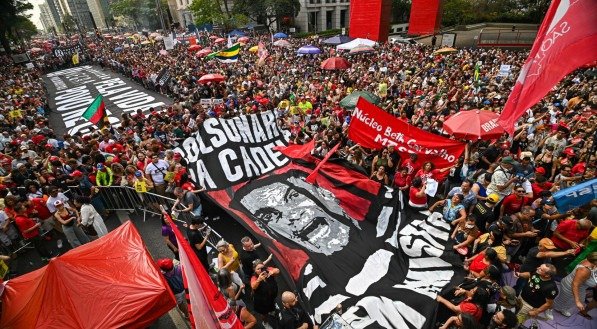 Governo fraco sobrevive com a ajuda dos adversários atrapalhados