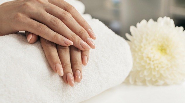 Imagem uma mão na manicure