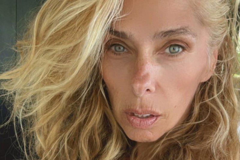 Adriane Galisteu surge de biquíni e surpreende com bumbum redondinho