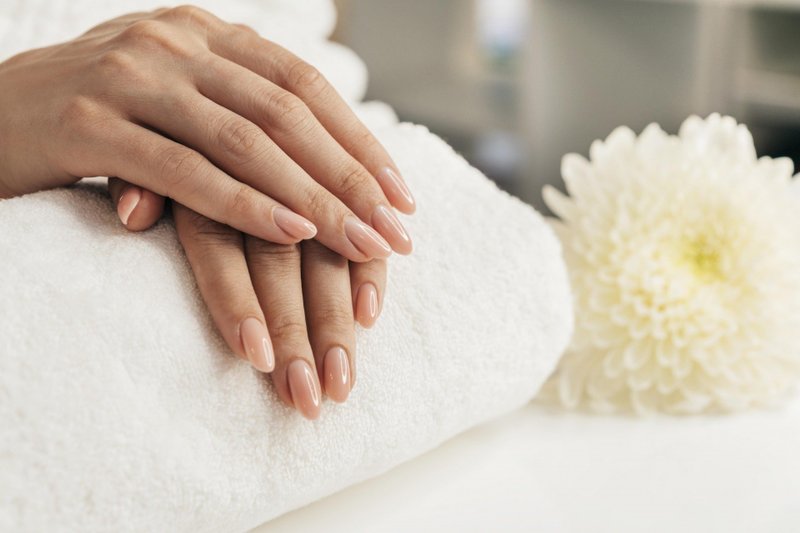 Imagem uma mão na manicure