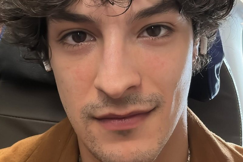 Tiago em Vale Tudo, Pedro Waddington exibe abdômen trincado em selfie: ‘Gostoso’