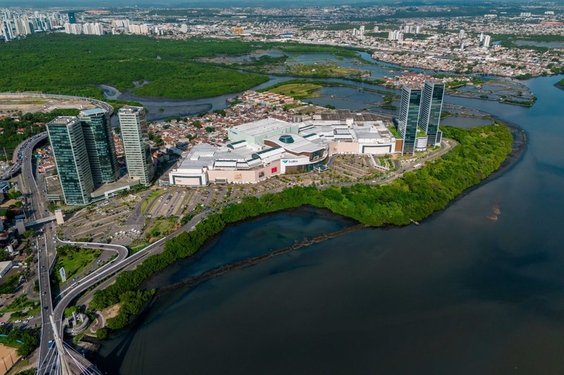 Regeneraçao promovida pelo shopping em 2010 resultou em floresta urbana. Um importante corredor ecológico da cidade do Recife com alto potencial de captura de carbono