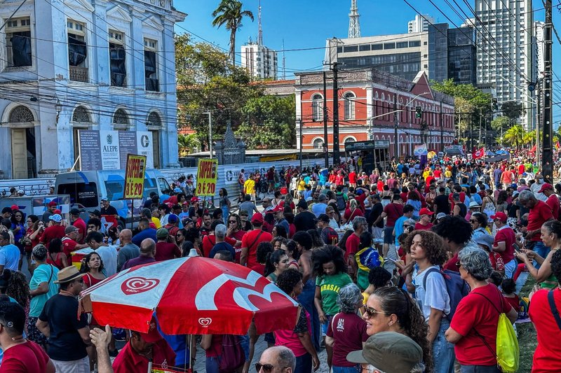 Movimento sociais e partidos políticos foram às ruas do Recife neste domingo,

