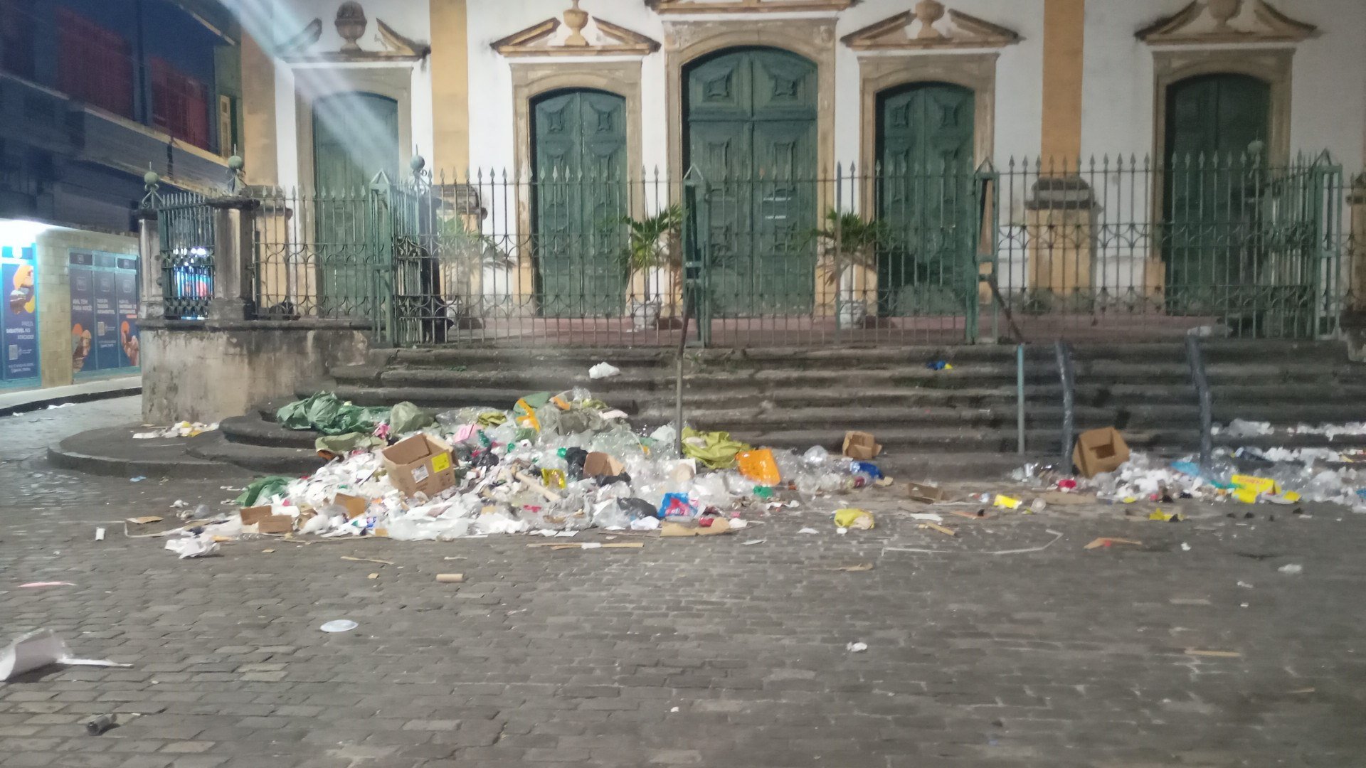 Voz do Leitor 23.09: Lixo acumulado em frente à Igreja do Livramento
