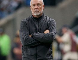 Mano Menezes ironiza arbitragem no Gre-Nal