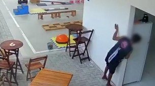 Invasão Silenciosa: Agente Secreto Suspeito Rouba Televisão de Creche em Casa Forte, conforme Câmeras de Segurança