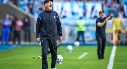 &#8220;Fazia tempo que não via um time ser tão operado” Mesmo com a vitória sobre o Internacional no último domingo (21), o presidente do Grêmio, Alberto Guerra, não poupou críticas à arbitragem do clássico Gre-Nal. Após o apito final, o mandatário tricolor disparou contra as decisões do juiz. “Fazia tempo que eu não via o [&#8230;]