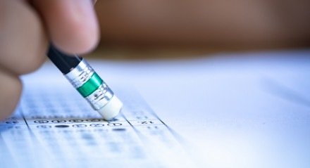 Borracha de apagar resposta errada no papel, em exame de teste