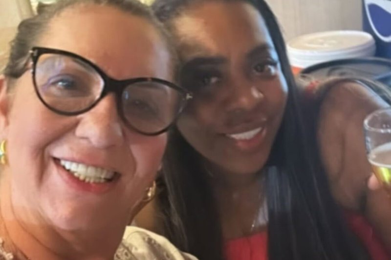 “Bora beber”, diz mãe de Virginia ao posar com mãe de Vini Jr.