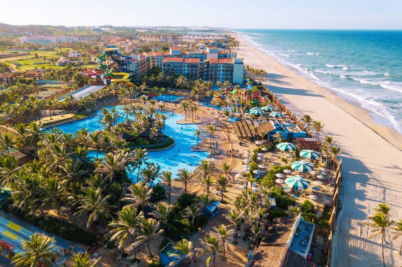 Imagem da praia de Porto das Dunas, em Aquiraz, onde fica o complexo turístico do BeachPark