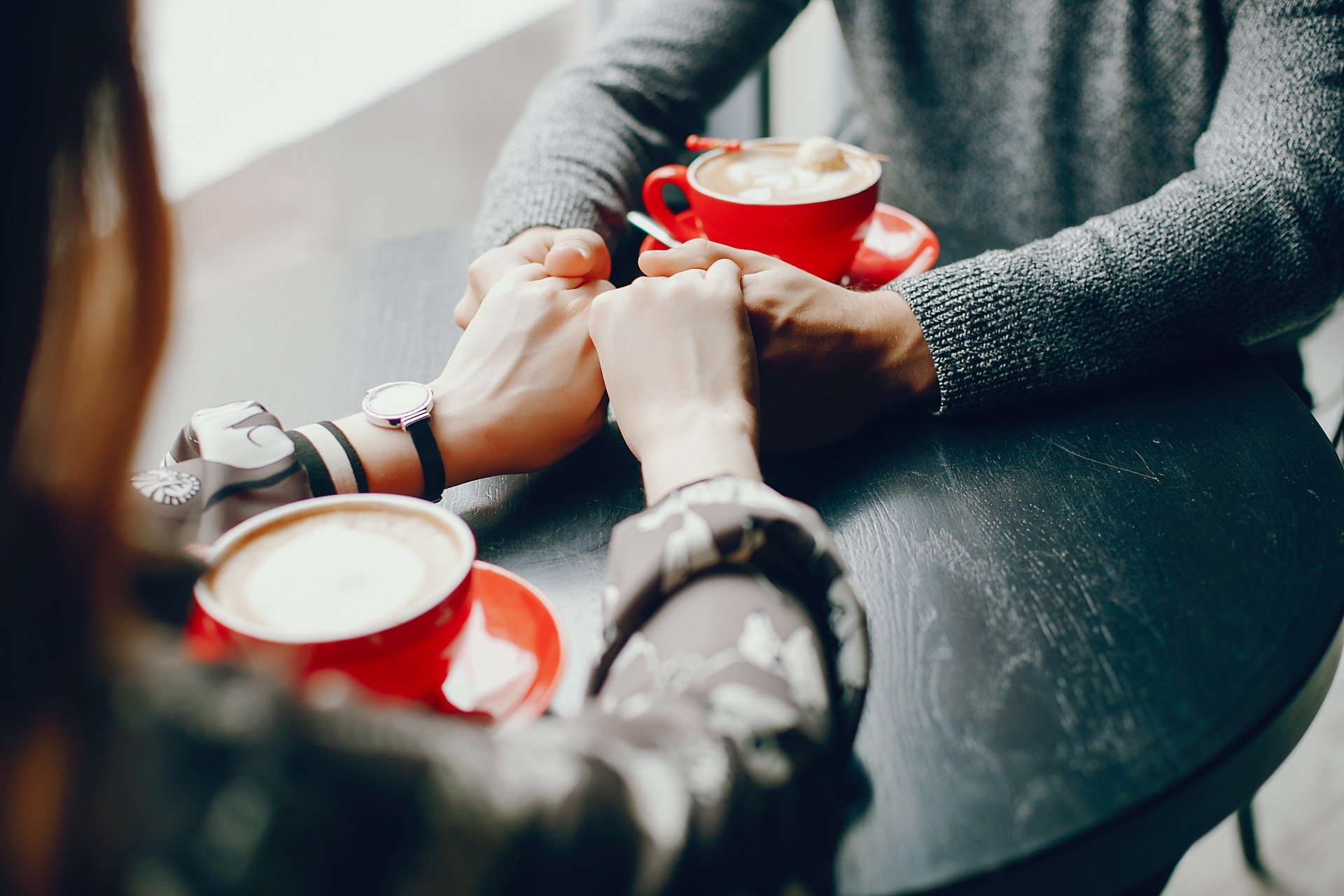 Romance inesperado em café movimenta o coração de 2 signos