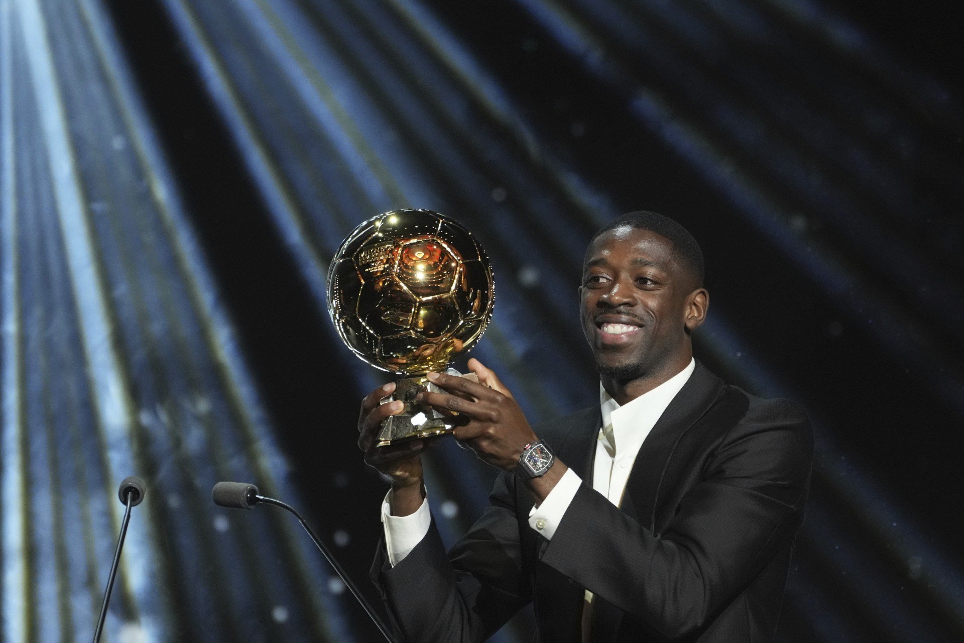 Dembélé, do PSG, fatura a Bola de Ouro de 2025; Raphinha fica em 5º lugar