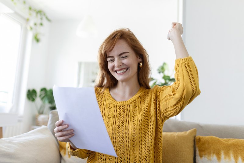 Imagem de uma mulher feliz em comemoração