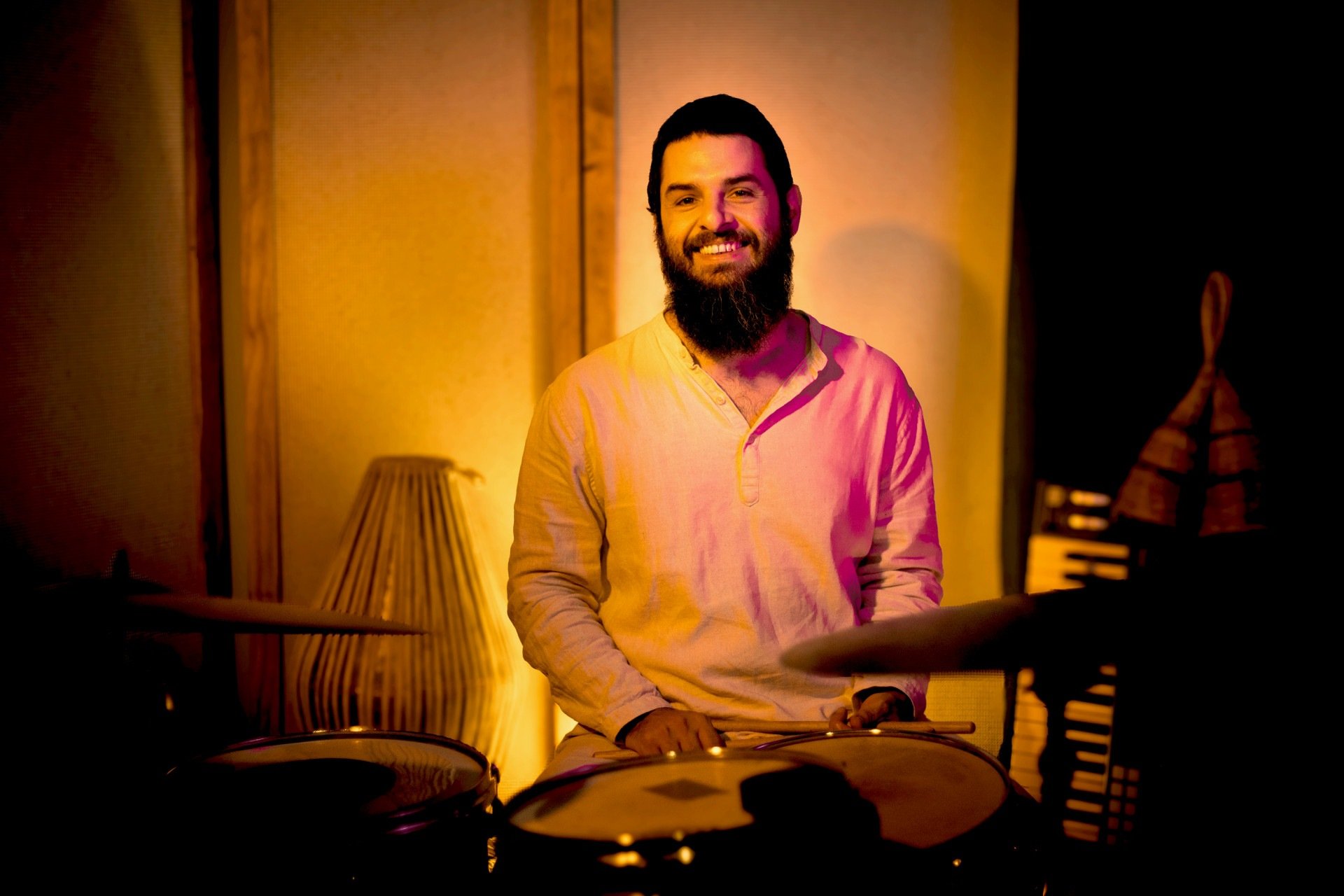 Hugo Medeiros lança primeiro álbum solo e apresenta identidade musical diversa