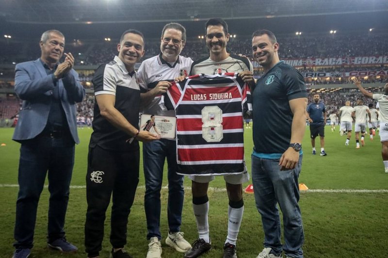 Lucas Siqueira em homenagem feita pelo Santa Cruz antes do último jogo