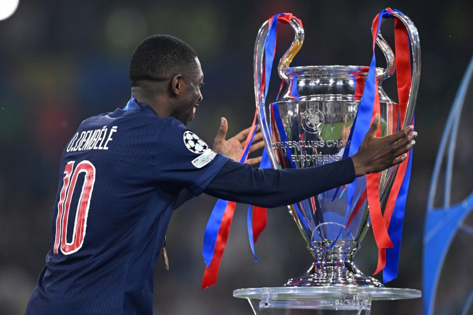 Ousmane Dembélé é eleito o melhor jogador do Mundo em 2025