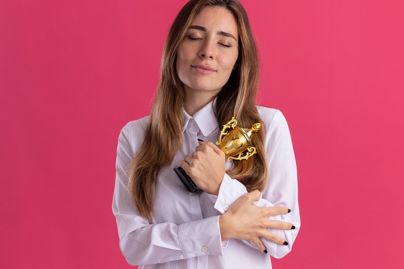 Imagem de uma mulher com prêmio