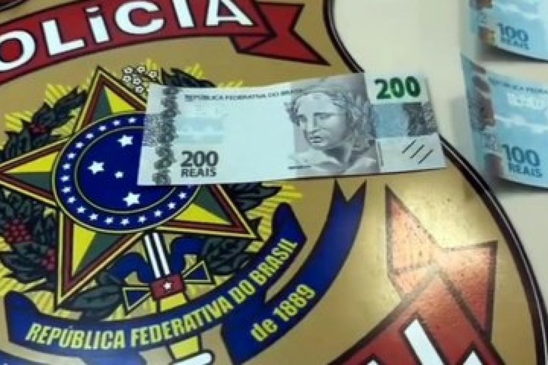 Jovem confessou ter comprado o material falsificado por R$ 200 em um aplicativo de mensagens