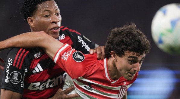 Plata em disputa de bola com jogador do Estudiantes