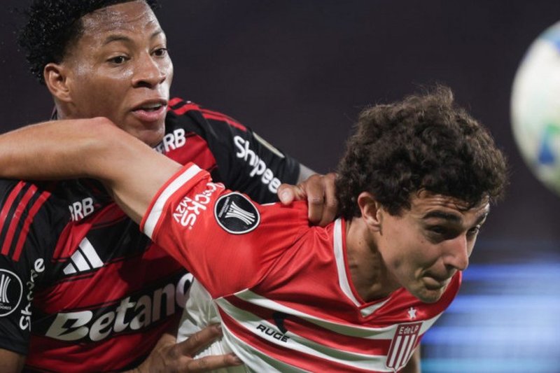 Plata em disputa de bola com jogador do Estudiantes