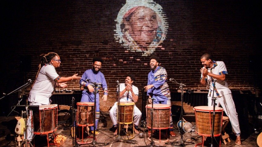 Para esta apresentação, o duo preparou novos arranjos e elementos artísticos que prometem surpreender a plateia, além de espaço para improvisação