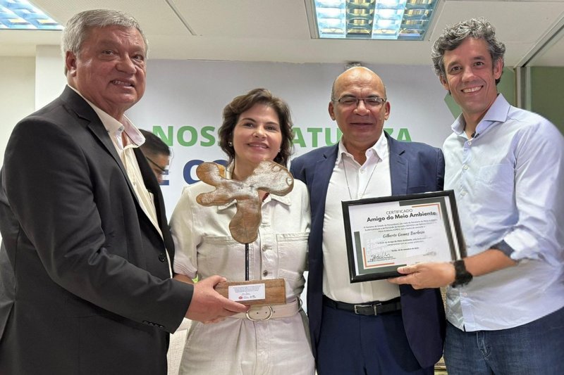 Gilberto Barbosa, presidente da Obra de Maria, ao receber o prêmio "Amigo do Meio Ambiente'', com José Anchieta Santos, presidente da CPRH, a vice-governadora Priscila Krause e o secretário Daniel Coelho
