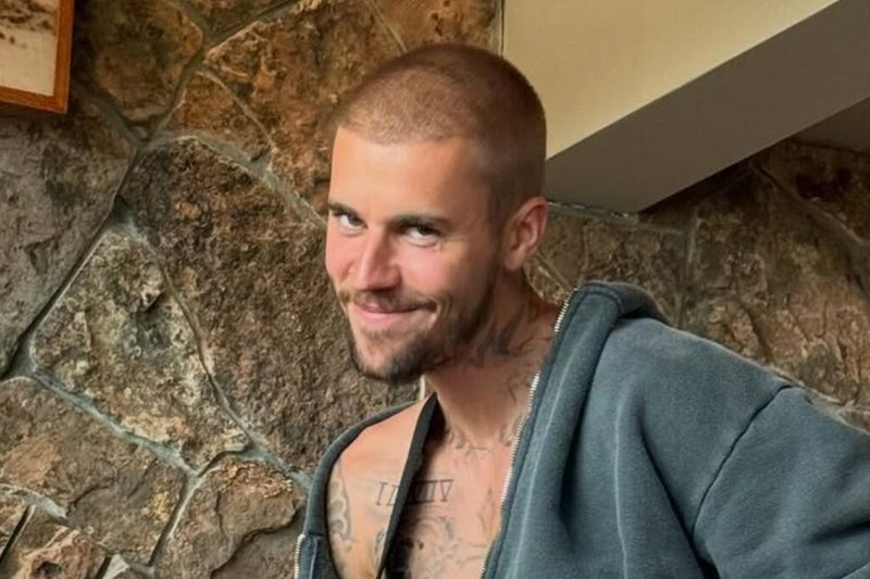 Justin Bieber sai da piscina com cueca branca molhada e detalhe íntimo chama atenção