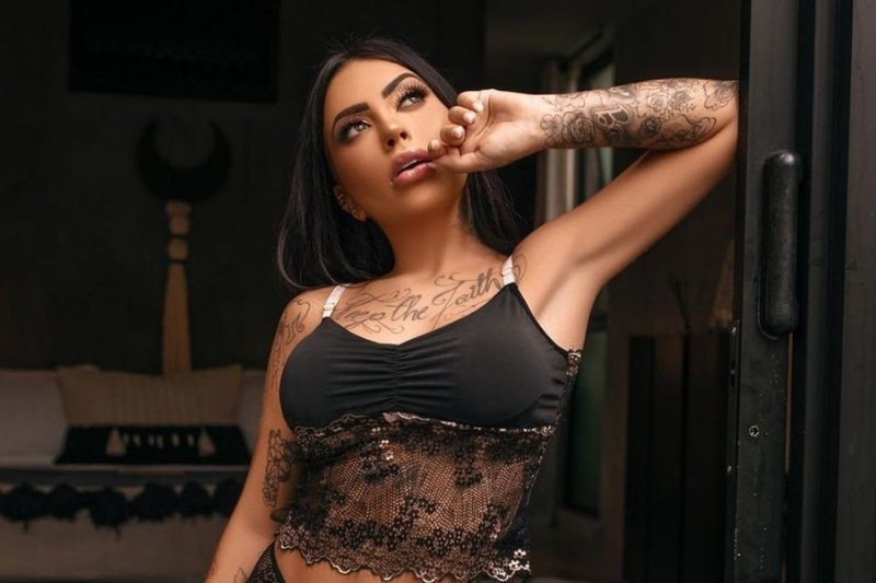 MC Mirella dá puxadinha sexy no biquíni e quase mostra demais em vídeo