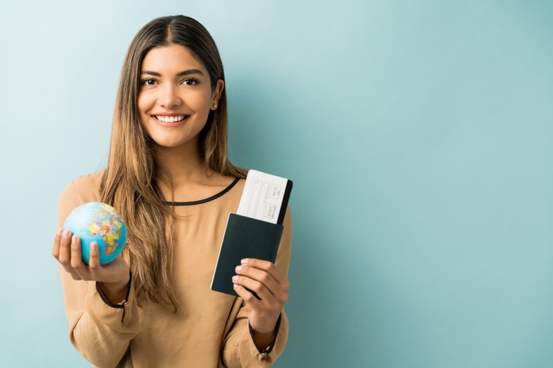 Imagem de uma mulher segurando passaporte para o conceito de viagem