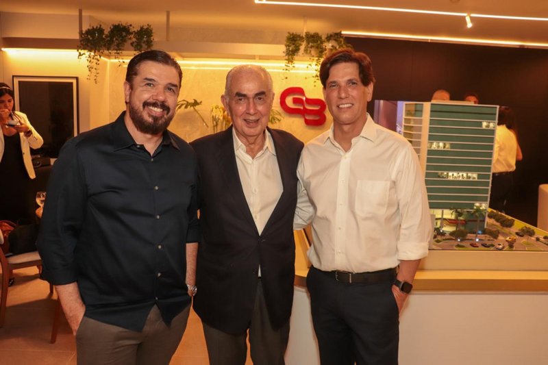 O fundador da GB, Gabriel Bacelar, entre os sócios-diretores da construtora, Durval Bacelar (esquerda) e Bruno Bacelar (direita)