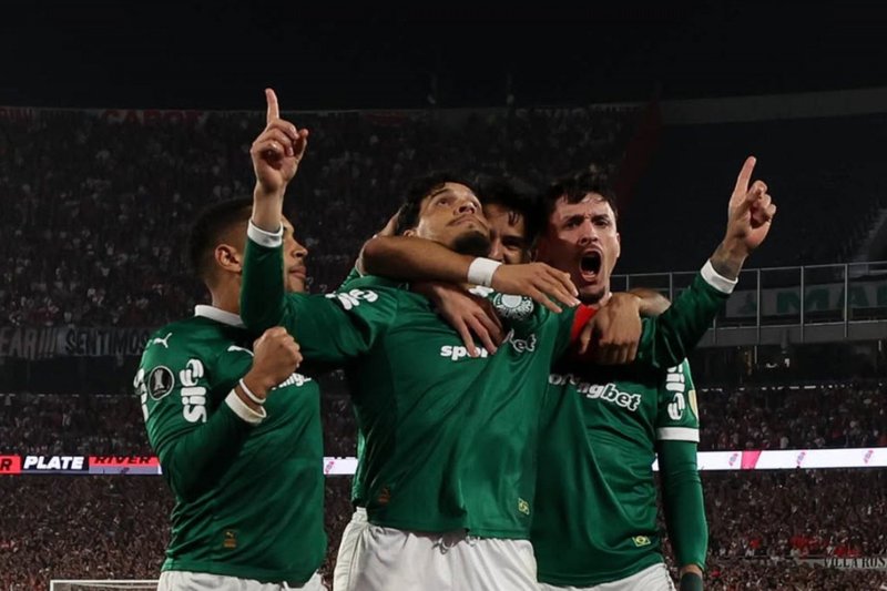 Gustavo Gómez, do Palmeiras, comemora gol contra o River Plate