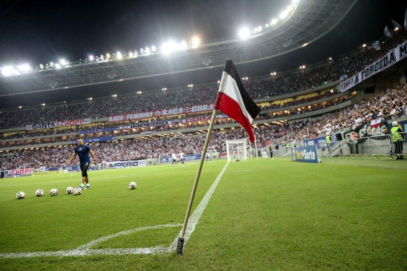 Bandeira do Santa Cruz no gramado da Arena de Pernambuco