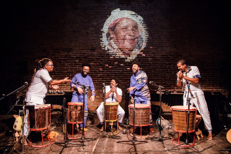 Para esta apresentação, o duo preparou novos arranjos e elementos artísticos que prometem surpreender a plateia, além de espaço para improvisação