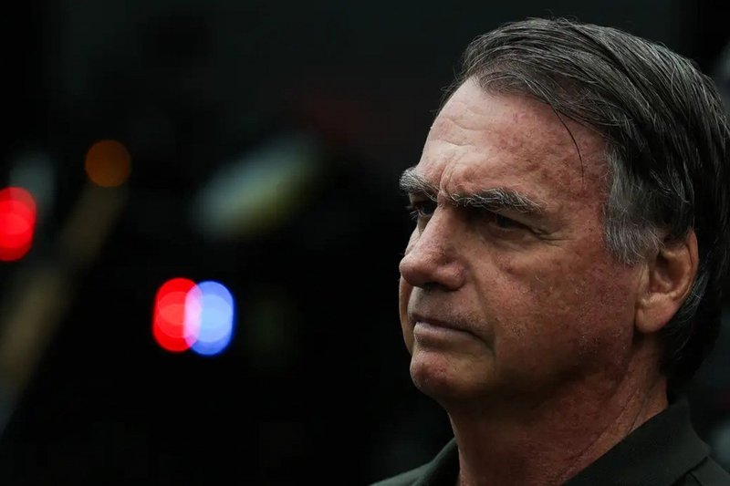 Ex-presidente está em prisão domiciliar por não ter cumprido medidas