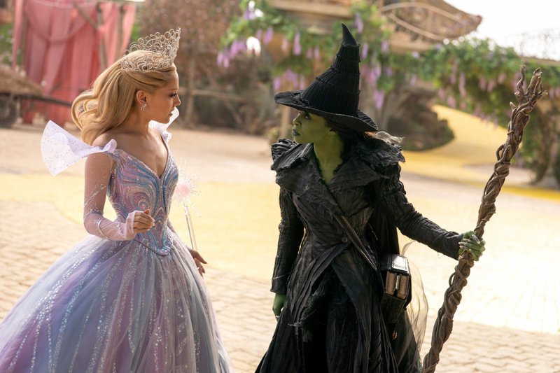 Imagem da esquerda para direita: Ariana Grande como Glinda e Cynthia Erivo como Elphaba em Wicked: Parte II